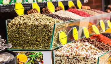 İstanbul 'daki Mısır pazarında baharat ve çay