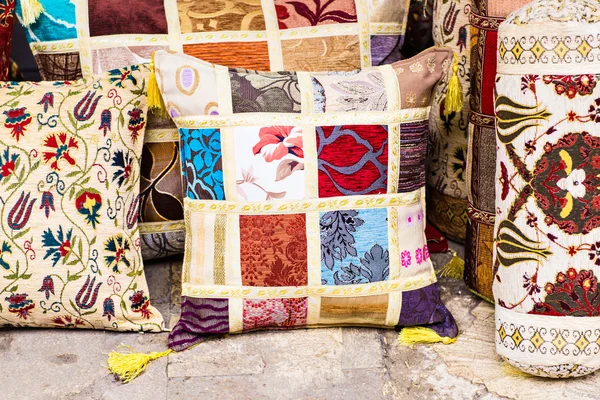 Turkish traditional cushions at Grand Bazaar in Istanbul — Stock Photo, Image