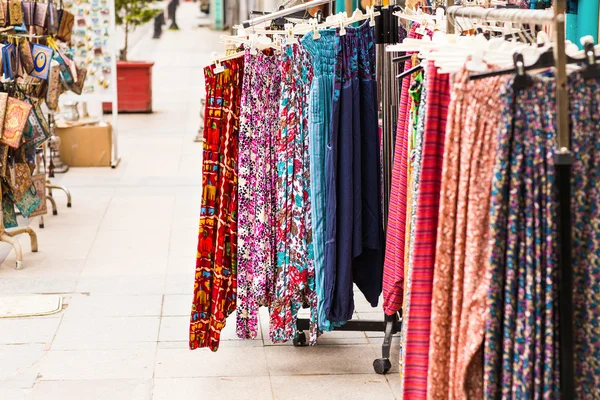 Farbenfrohe türkische Kleidung auf dem Markt — Stockfoto