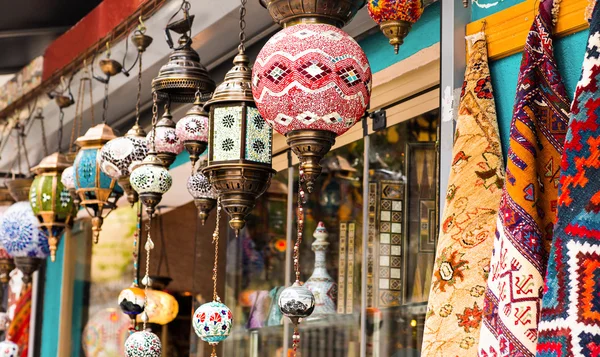 Турецкие лампы на продажу в Grand Bazaar, Стамбул — стоковое фото