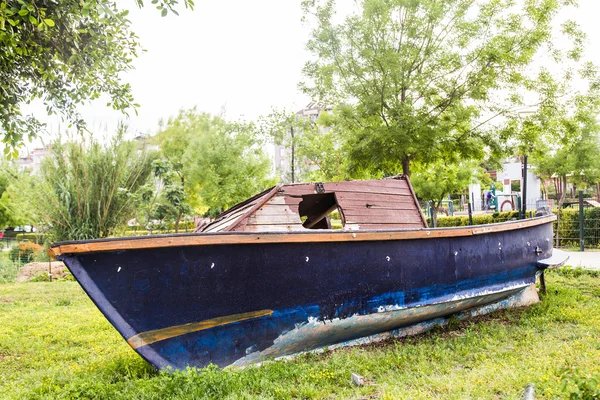 Velho barco no parque — Fotografia de Stock