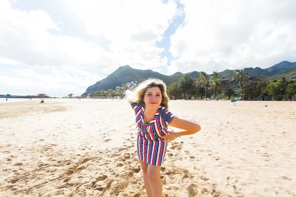 Mooi meisje in het strand lopen — Stockfoto