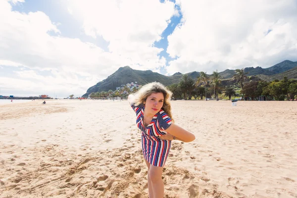 Mooi meisje in het strand lopen — Stockfoto