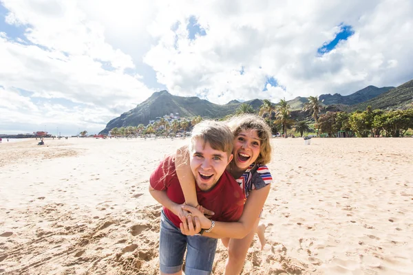 Casal feliz correndo na praia. — Fotografia de Stock