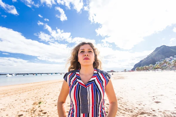 Mooi meisje in het strand lopen — Stockfoto