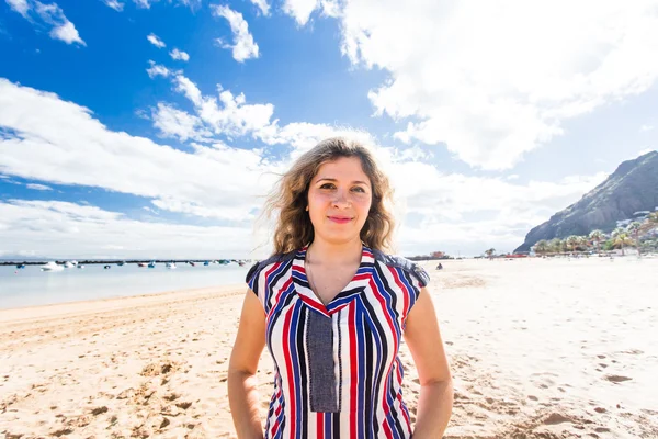 Mooi meisje in het strand lopen — Stockfoto