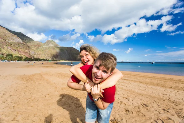 해변에서 뛰어다니는 행복 한 부부. — 스톡 사진