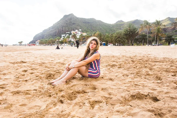 Mooi meisje in het strand — Stockfoto