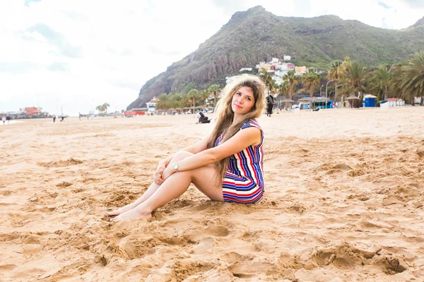 Mooi meisje in het strand — Stockfoto