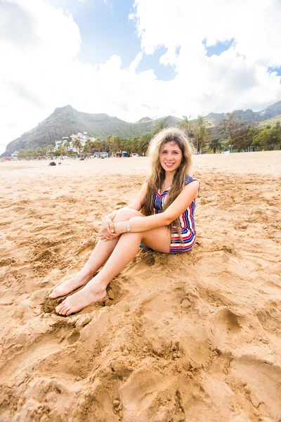 Hermosa chica en la playa — Foto de Stock