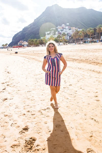 Mooi meisje in het strand lopen — Stockfoto