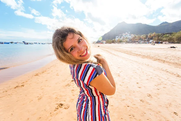 Mooi meisje in het strand lopen — Stockfoto