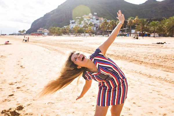 Mooi meisje in het strand lopen — Stockfoto