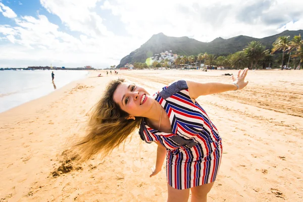 Красива дівчина на пляжі біжить — стокове фото