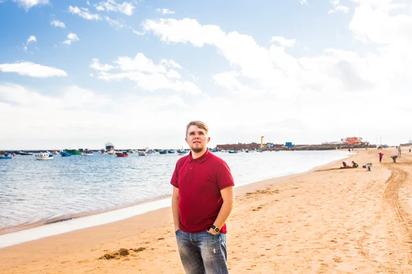 Glimlachende man op het strand — Stockfoto