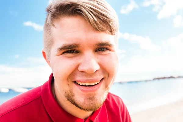 Hombre sonriente en la playa — Foto de Stock