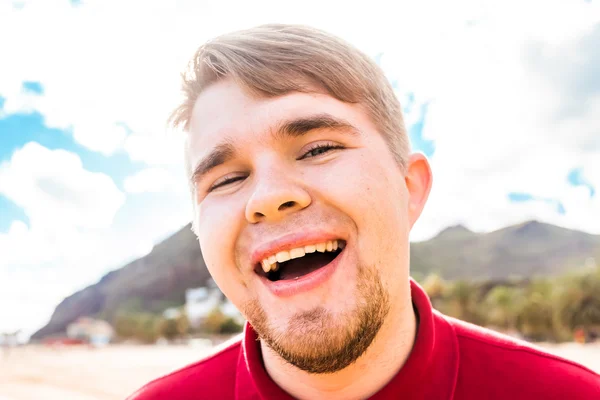 Hombre sonriente en la playa — Foto de Stock