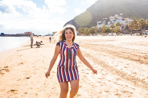Menina bonita na praia correndo — Fotografia de Stock