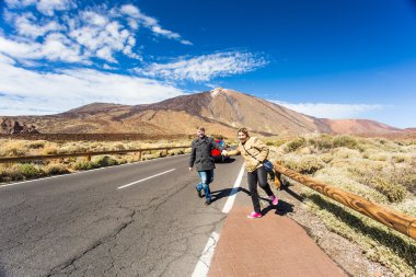 yürüyüş boyunca yol ve gülmek kadın adamla
