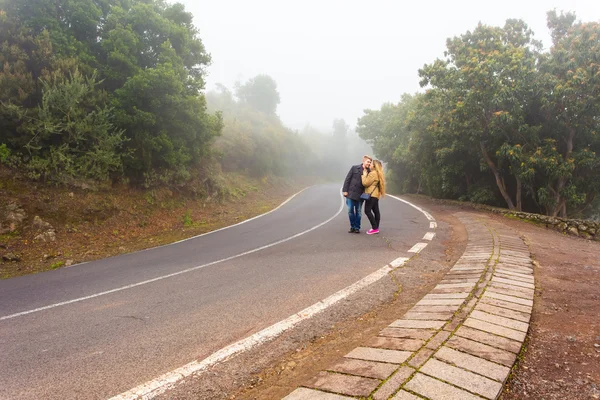 Cena romântica de casais dia nebuloso na estrada — Fotografia de Stock