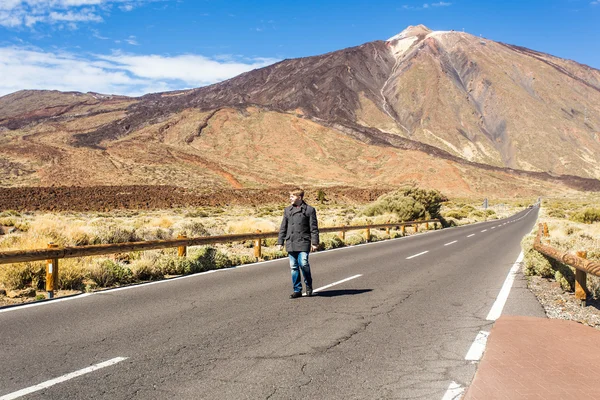 Man lopen in een weg — Stockfoto