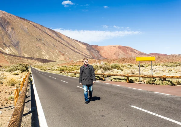 Man lopen in een weg — Stockfoto