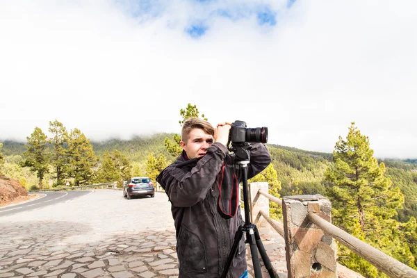 Fotógrafo tomando fotos en estado salvaje — Foto de Stock