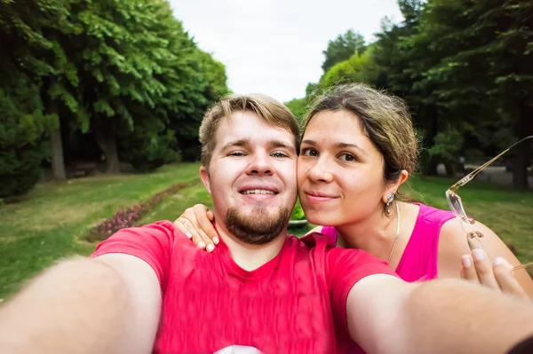 Νεαρό ζευγάρι selfie λήψη σε ένα πάρκο — Φωτογραφία Αρχείου