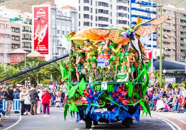 Tenerife, 17 Şubat: Karnaval grupları ve kostümlü karakterler, şehrin sokaklarında geçit töreni. 17 Şubat 2015, Tenerife, Kanarya Adaları, İspanya
