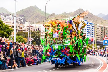 Tenerife, 17 Şubat: Karnaval grupları ve kostümlü karakterler, şehrin sokaklarında geçit töreni. 17 Şubat 2015, Tenerife, Kanarya Adaları, İspanya