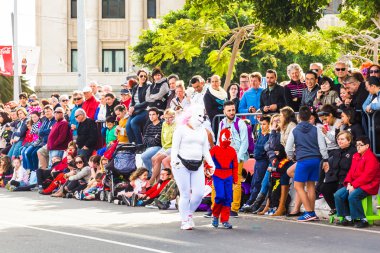 Tenerife, 17 Şubat: Karnaval grupları ve kostümlü karakterler, şehrin sokaklarında geçit töreni. 17 Şubat 2015, Tenerife, Kanarya Adaları, İspanya
