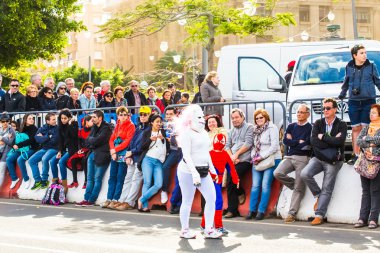 Tenerife, 17 Şubat: Karnaval grupları ve kostümlü karakterler, şehrin sokaklarında geçit töreni. 17 Şubat 2015, Tenerife, Kanarya Adaları, İspanya