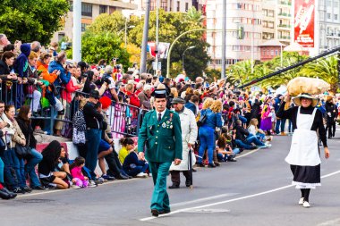 Tenerife, 17 Şubat: Karnaval grupları ve kostümlü karakterler, şehrin sokaklarında geçit töreni. 17 Şubat 2015, Tenerife, Kanarya Adaları, İspanya