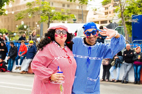 テネリフェ島、2 月 17 日: カーニバル グループと衣装を着た文字、市内の通りをパレード。2015 年 2 月 17 日、テネリフェ島、カナリア諸島、スペイン — ストック写真