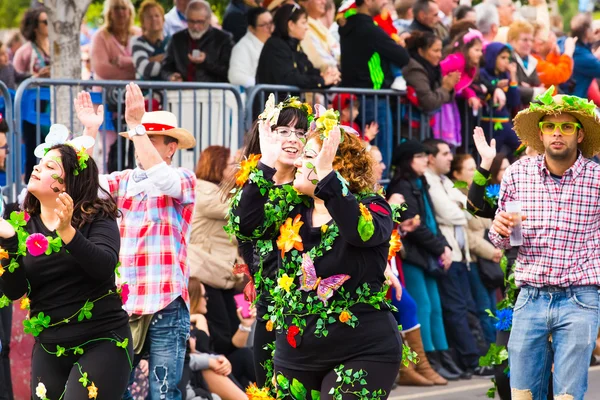テネリフェ島、2 月 17 日: カーニバル グループと衣装を着た文字、市内の通りをパレード。2015 年 2 月 17 日、テネリフェ島、カナリア諸島、スペイン — ストック写真