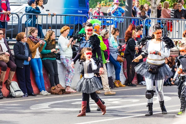 Teneriffa, 17 februari: Carnival grupper och kostymerade tecken, parad genom gatorna i staden. Februari 17, 2015, Teneriffa, Kanarieöarna, Spanien — Stockfoto