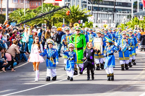 Teneriffa, 17. Februar: Karnevalsgruppen und kostümierte Figuren ziehen durch die Straßen der Stadt. 17. Februar 2015, Teneriffa, Kanarische Inseln, Spanien — Stockfoto