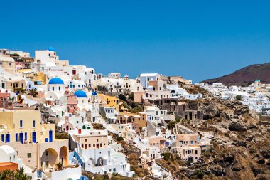 Yunanistan 'ın Santorini adasındaki Oia köyünün beyaz mimarisi