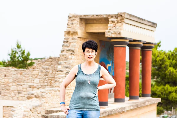 Vrouw op de achtergrond van de oude stad. Crete — Stockfoto