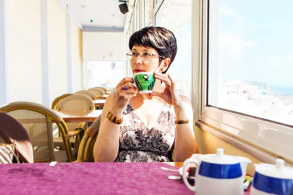 Красива жінка з чашкою чаю або кави — стокове фото