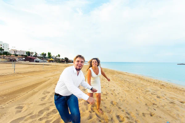 Ευτυχισμένο ζευγάρι τρέχει στην παραλία — Φωτογραφία Αρχείου