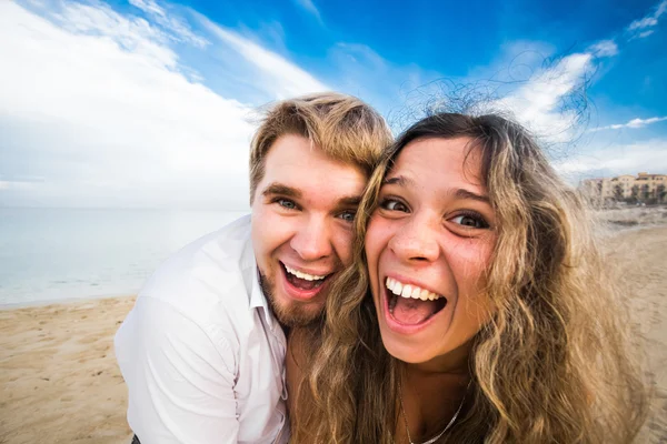 Paar plezier op het strand — Stockfoto