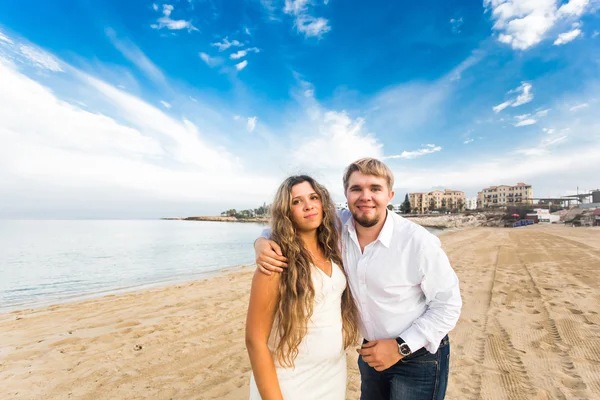 Casal de praia andando em viagem romântica lua de mel férias verão férias romance. Jovens amantes felizes — Fotografia de Stock