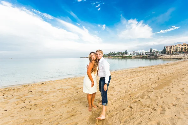 Beach paar lopen op romantische reis huwelijksreis vakantie zomer vakantie romantiek. Jonge gelukkige geliefden — Stockfoto