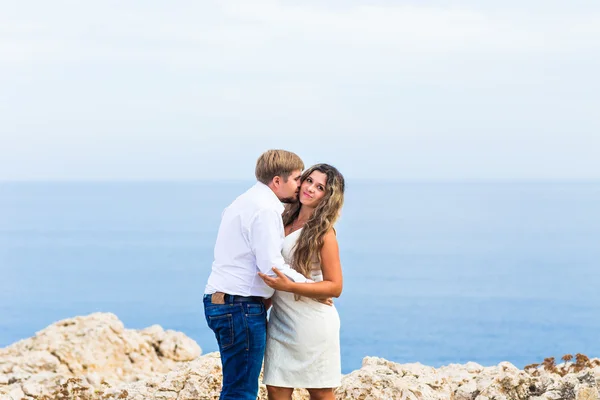 Casal romântico na praia — Fotografia de Stock