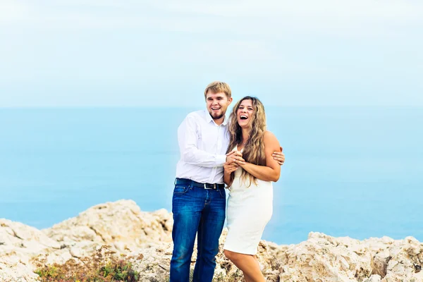 Casal romântico na praia — Fotografia de Stock