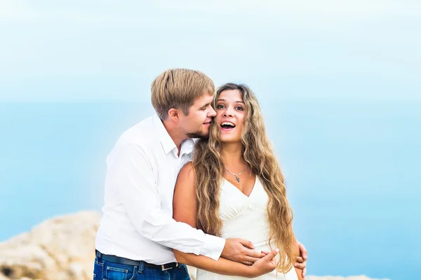 Romantisches Paar am Strand — Stockfoto