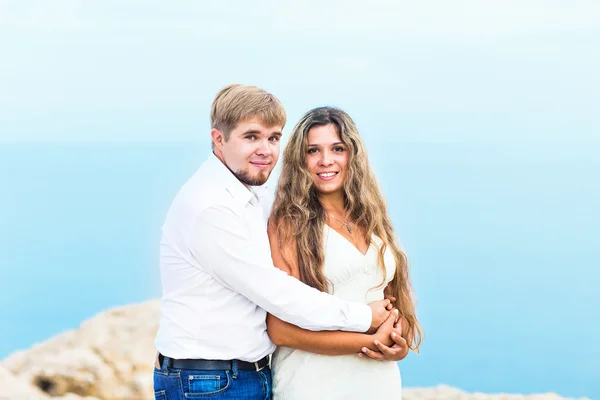 Casal romântico na praia — Fotografia de Stock