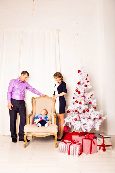 Retrato de família de Natal em casa férias sala de estar, crianças e bebê com caixa de presente presente, casa de decoração por velas de árvore de Natal guirlanda — Fotografia de Stock