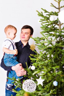 Mutlu baba ve oğul Noel ağacı süslemeleri